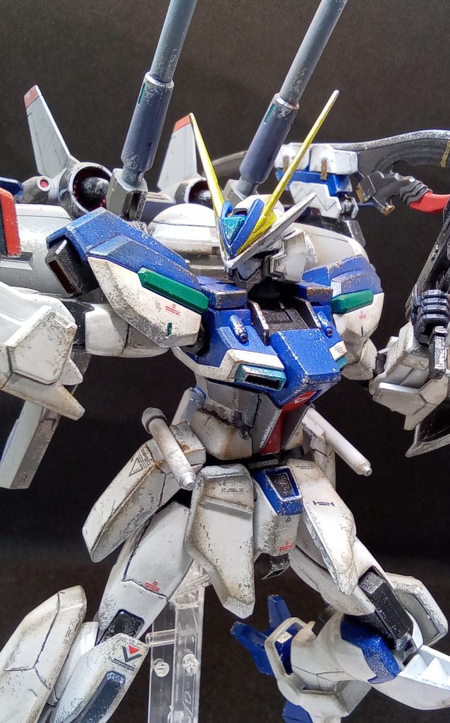 ブルー部分はライジングフリーダムカラーに他はニュートラルグレーで塗装頭部を改造