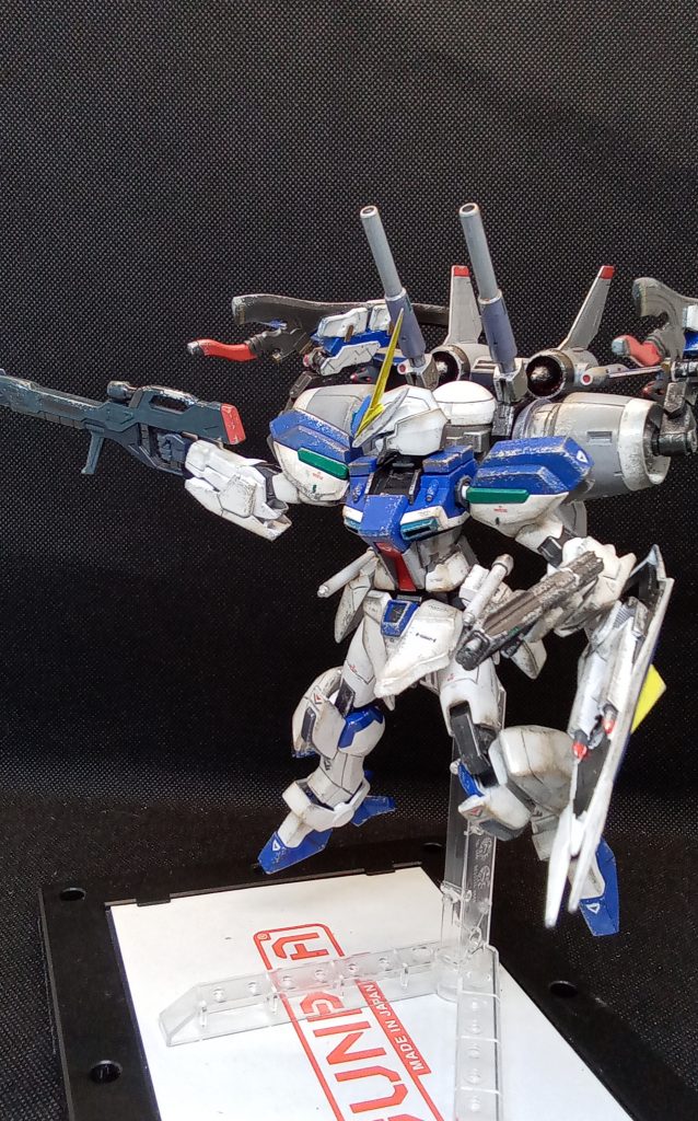 頭部が少し大きくなったので胴体を少しボリュームアップバックパックも大型に改造