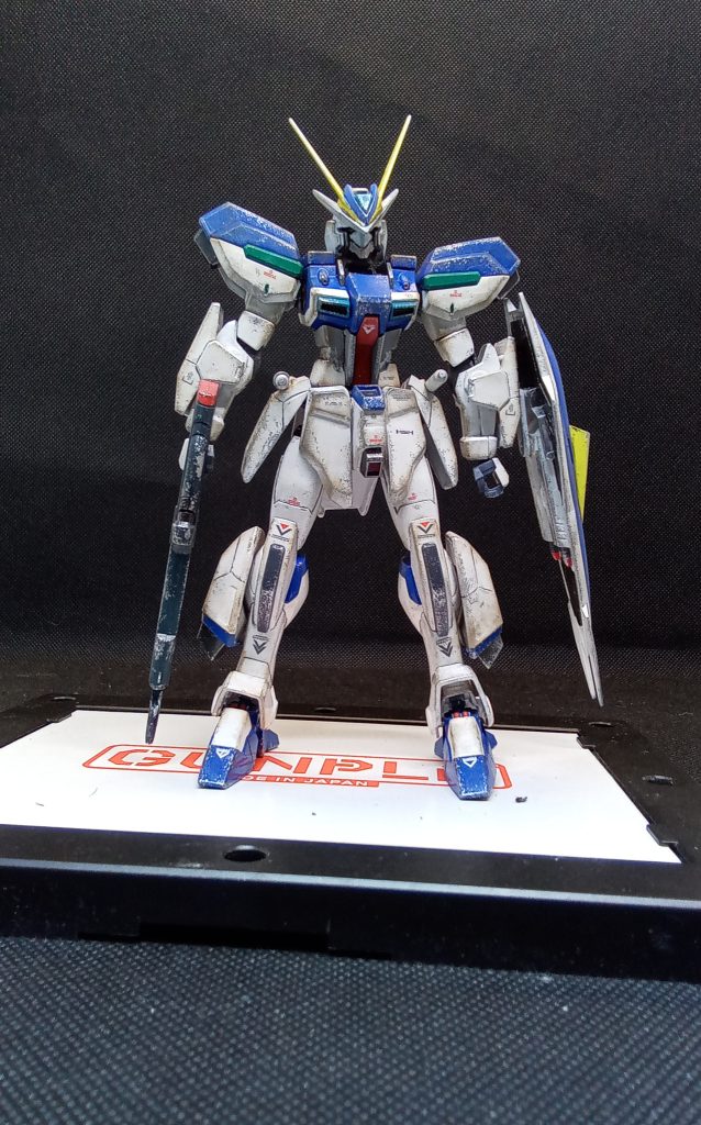 バックパック無し頭部をヒロイックに 腕部を大型化やられ役の量産型にしておくのがもったいない機体