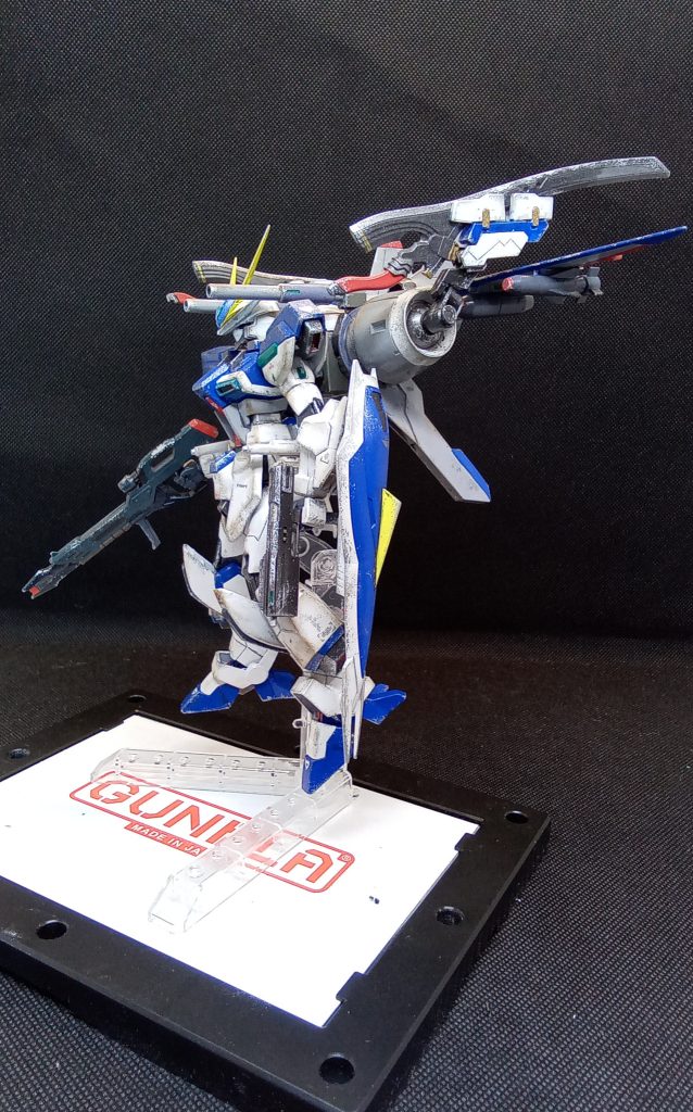 フル装備状態装備が干渉しないように注意して取り付けましたがジェットストライカーの武装を忘れていたので 射撃姿勢によっては自爆しそうな状態