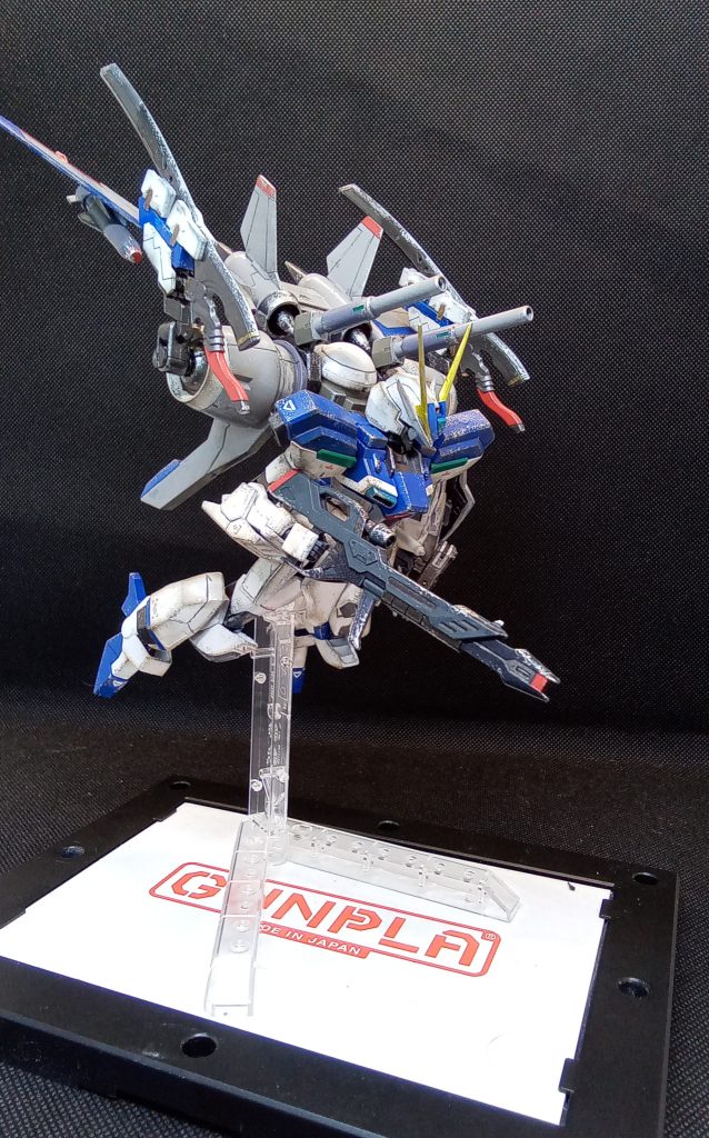 「こちらは世界平和監視機構コンパス第三部隊所属ウィンダム 此よりこの紛争に介入する」