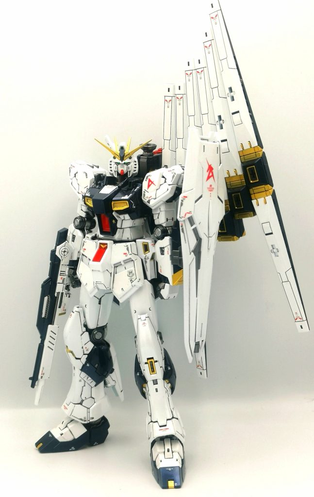 メインはクレオスのグロスシーブルーFS15042の後にクリスタルカラーサファイア。ベースのホワイトにはパールを吹いております。