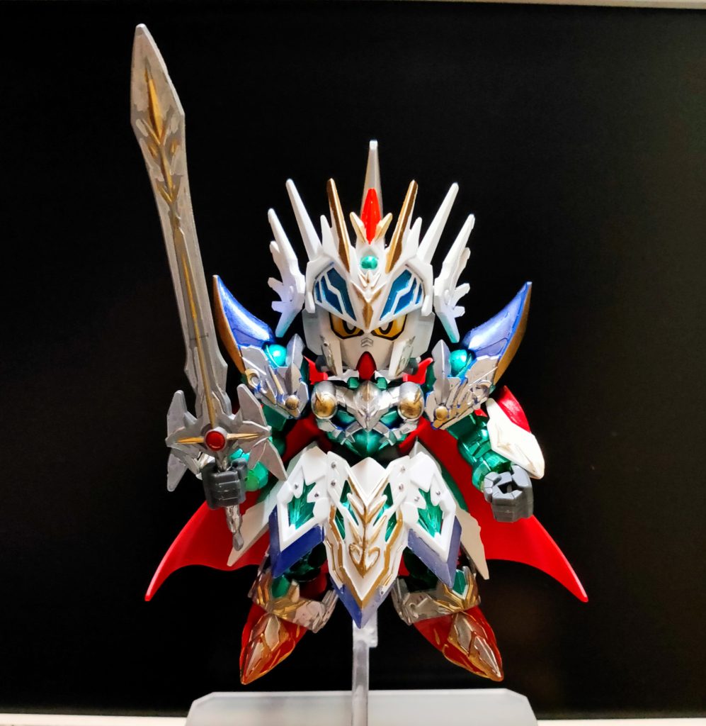 正面こんな感じ。金銀部分以外にも肩やインナーアーマー等メタリックカラーふんだんに使ったらなんか煌びやかな仕上がりになりました笑細かい模様部分は主につまようじで頑張りました💪(気分は内職)