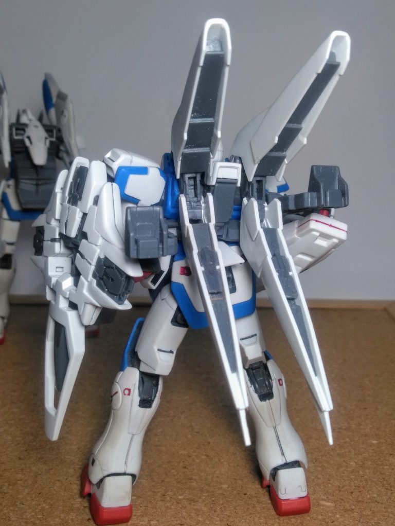 外見は『V ガンダム』に酷似 😊ソノモノ背部スラスターを『ミノフスキー・ドライブユニット』に換装 😁イイネッ👍腕部や足首の一部と腰部ハードポイントが『V 2 のモノ』に変更、両脚部の脹脛内側にハードポイントが増設されている 😃フンフンまた、両肩にはオプション兵装用のジョイントを備え、同じ兵装や他のパーツを装着できる 😆モレル!ッツーコトカ! 妄想したら・・・ヤバいっ❗❗🤤💦🌊🏄🏄♀️🌊💦