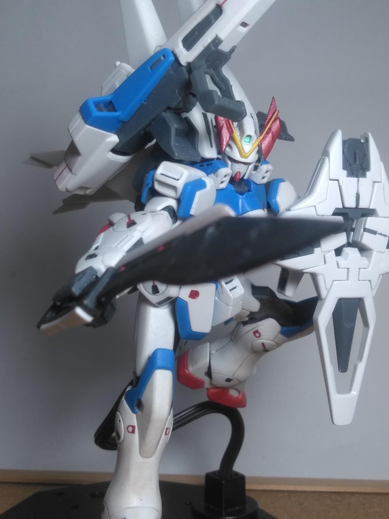 おっ❗多少アグレッシブに成ったかな❓🤔パイロットである『ウッソくん』も相当な変タ🤫シー➡️「スペシャルくん」では在りましたが 😚あの猪突娘には及ばないでしょうね 😏 ソウソウ 『セカンド V』の説明にはコンナ事も記述してあります🧐❓【基本フレームは『V ガンダム』と同じであるため機体剛性が十分とは言えず、最大推力を出すと機体が空中分解する恐れが作中で指摘されている(『V2 ガンダム』は機体剛性などを改良したもの)。3倍近くに増大した出力によってテール・ノズルと補助スラスターが強化され、全身の装甲も強化されているが、自重が増加したことで格闘戦には適さない仕様となった。】・・・ダメじゃん (/。\)