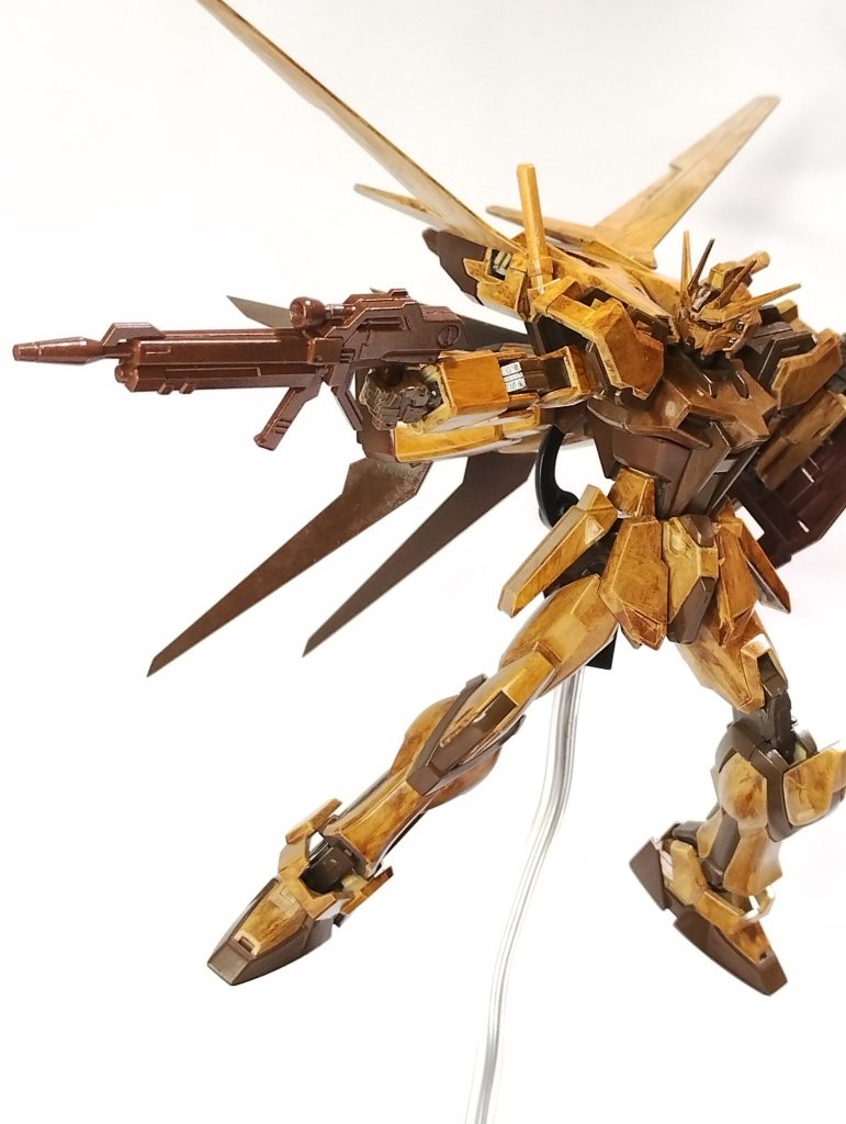 いつものポージングも、木目だとまた違う良さが。ただ、ベースキットにEGを選んだこともあって、可動範囲はちょっと限定的…というかクセがあるね。