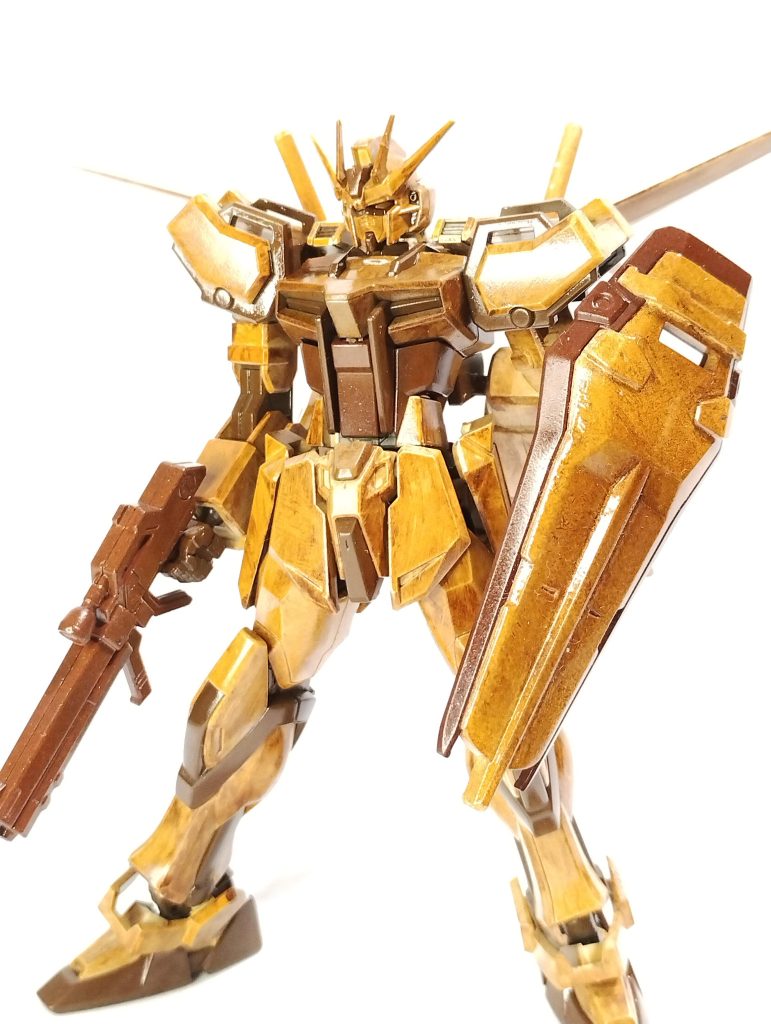 ほんとうならクリアブラウンを吹いていい感じのツヤ身にすればよかったんでしょうけど、水性塗料のクリアブラウンが手元にはないので… ただ、しっかり光を当てた時の、この照りはかなりイメージに近い照り感! これはこれで!