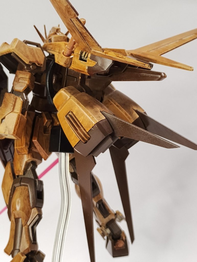 エールストライカーは、余っているやつからとってきました。HGCEストライクのエールパックなのか、旧HGだったか…なんだろう…。見ての通り合わせ目消しておりませんが、逆に木目は入れやすくなりました。(一体になってると「同じ方向の木目」を入れないといけなくなっちゃうからね)