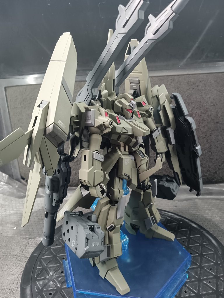 脚部に付けたミサイルランチャーは3mm穴を開けたので多目的に活用できます