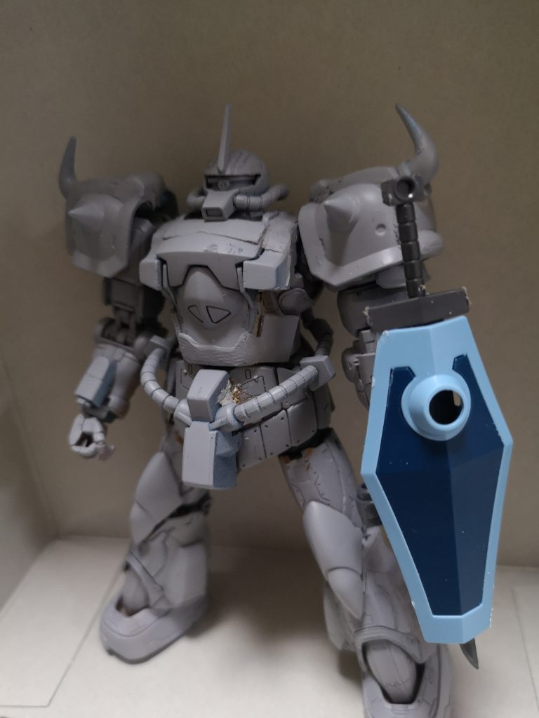 ここまで来てようやく形になりました。肩はパテ盛り、旧キットのグフカスタムのパーツさえ使いました。