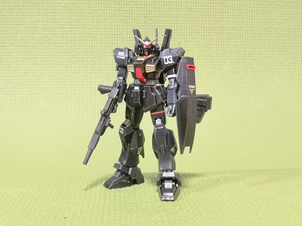 前述のとおり全体が暗めの色で統一されているのでドライブラシでエッジに色を乗せ輪郭がハッキリ出るようにしました武装を持たせるとこんな感じに、肘の内側が正面向きますが