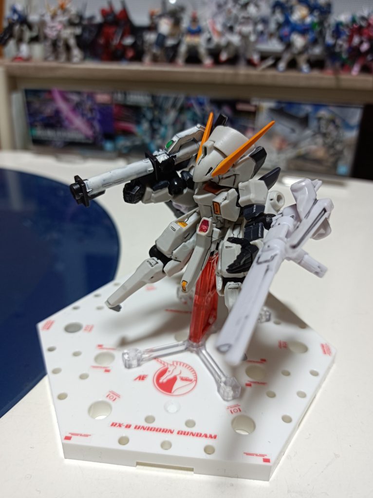 バズーカを構えてみても色合い的に中々似合います