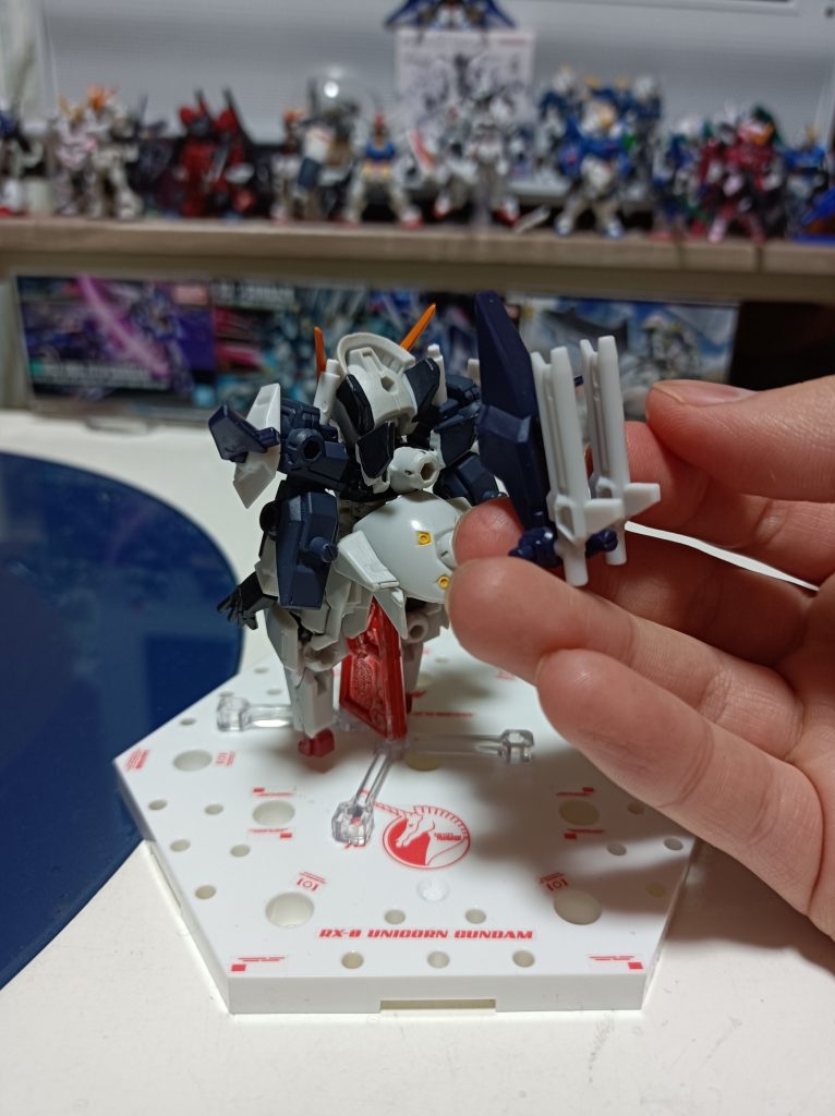 次にバックパックに手で持っているパーツを取り付けます(白いパーツを取り外す)