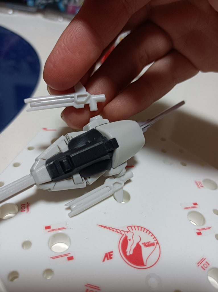 次にバックパックから外した白いパーツを取り付けます