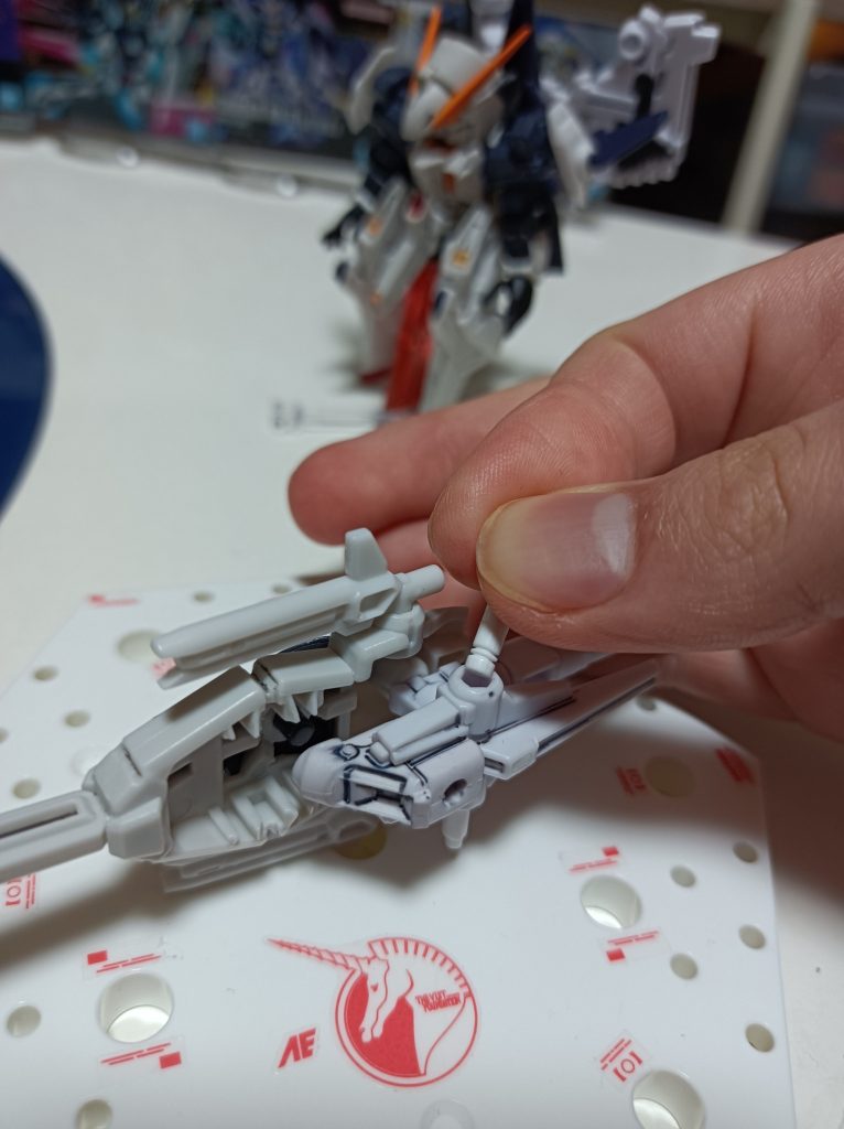 最後に肩のビームサーベルを持ち手の代わりに取り付け、本体に持たせれば完成です!