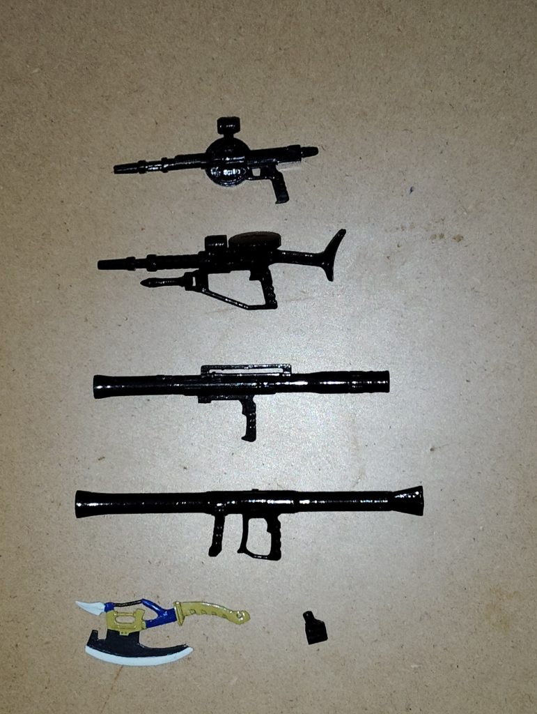 武装一式です。 上から順番に・105mmザクマシンガン・ザクマシンガン・ザクバズーカ最初期型・ザクバズーカ・大型ヒートホーク&装備用ラッチ 105mmザクマシンガンとザクバズーカ最初期型はキットに付属していたモノを塗装してあります。 ザクマシンガンとザクバズーカは旧HGUCの量産型ザクに付属するモノ、と言うか、1年半ほど前に投稿した高機動型ザク(ジョニー・ライデン機)に装備させるために製作、塗装したモノを引っ張り出してきました。 大型ヒートホークは、プラ板によるスクラッチです。