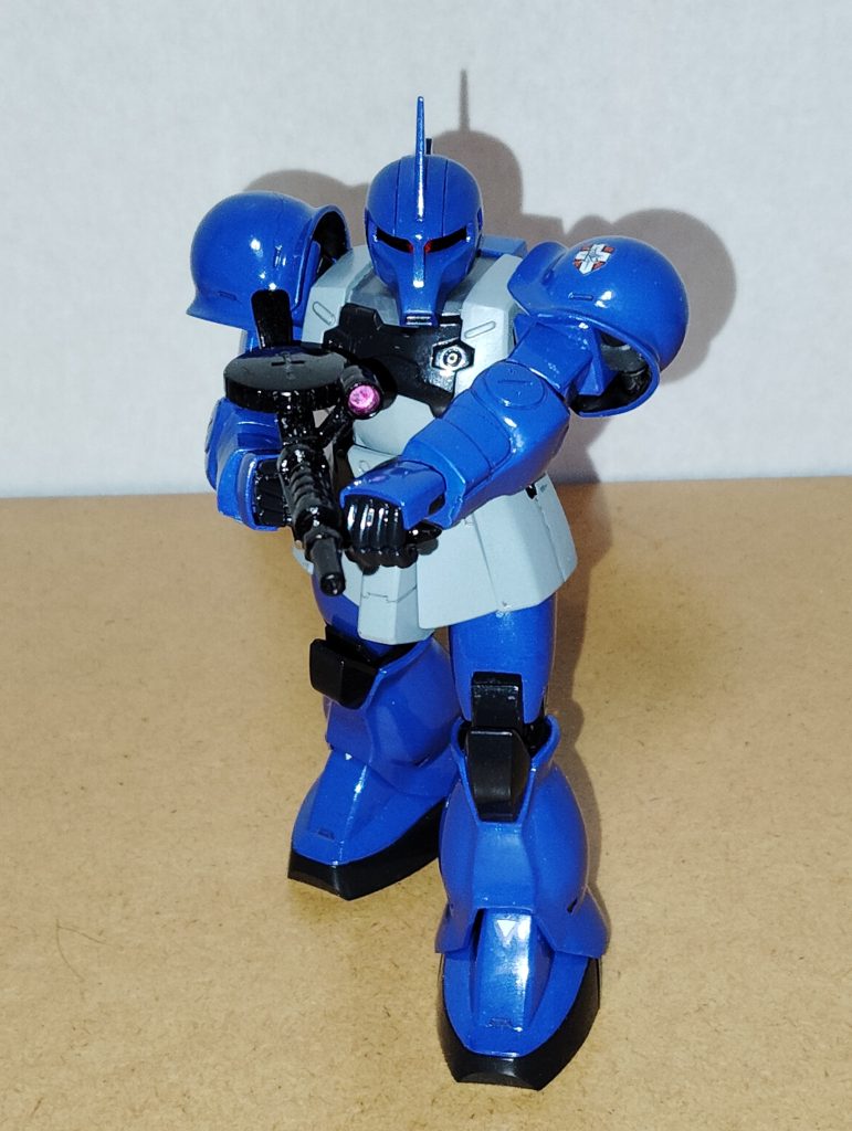 ザクマシンガン装備です。 MGのランバ・ラル専用ザクⅠにも付属していたので、装備させてみました。 やはりザクマシンガンは、ジオン系のモビルスーツならたいていの機体に似合ってしまう万能アイテムですね。