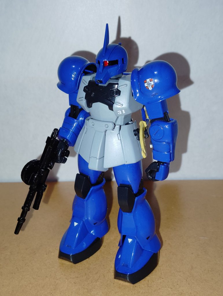 正面素立ちです。 使用したキットはHGUC ザクⅠと、同じくHGUCのザクⅠスナイパータイプです。 胴体や前腕部、ショルダーアーマーをザクⅠスナイパータイプから移植しつつ、基本的にはザクⅠのキットを使って製作しました。 基本塗装はインディブルーと、明灰白色にブルーグレーを少々足した灰色、ミッドナイトブルーです。 モノアイは、銀色で下地塗装した上からクリアレッドを塗って赤くしてみました。 MGのザクⅠ ランバ・ラル専用機でもモノアイが赤くなっていたので、ここはオリジナル(?)リスペクトとしました。 マーキングも、基本的にMGのランバ・ラル専用ザクⅠと同じような感じに施してあります。 また、スミ入れはいつも通り鉛筆です。