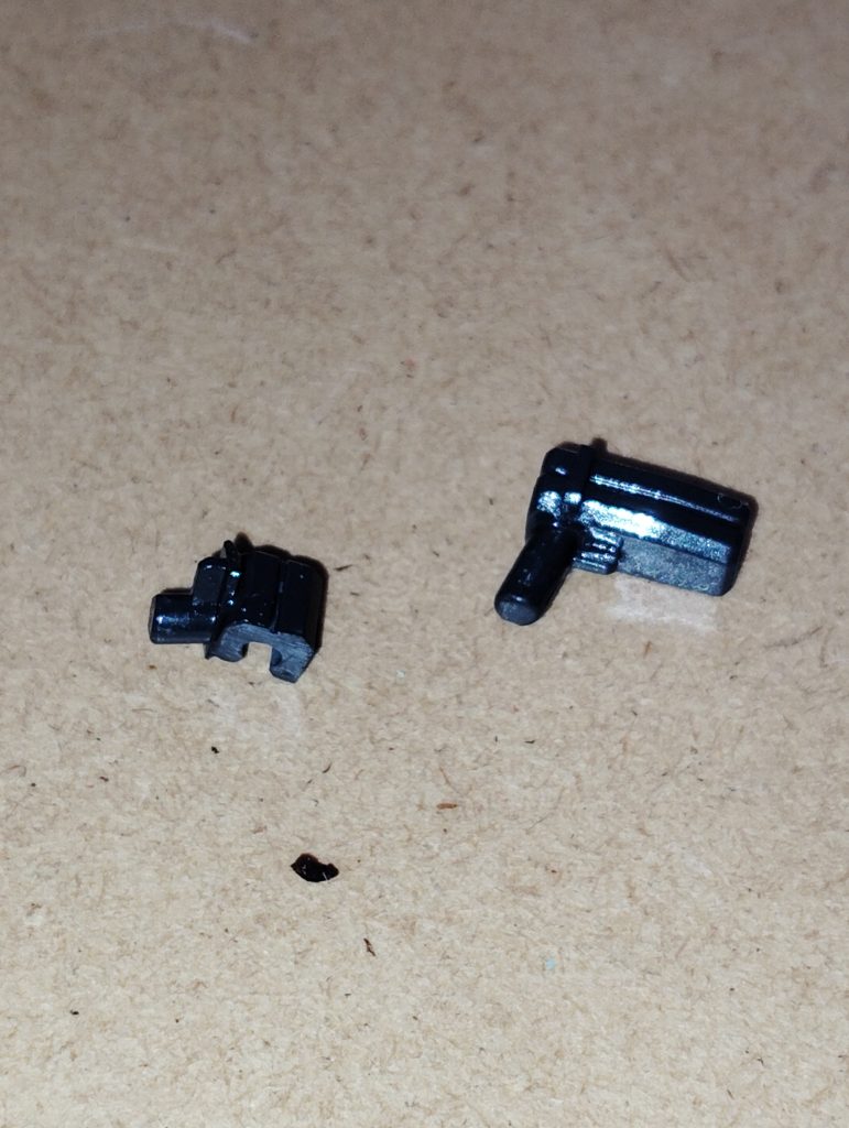 ヒートホーク装備用ラッチです。 HGUC ザクⅠのキットに付属するヒートホーク装備用ラッチ(画像右側)を加工し、自作した大型ヒートホークを装備できるよう新たなラッチを製作しました。