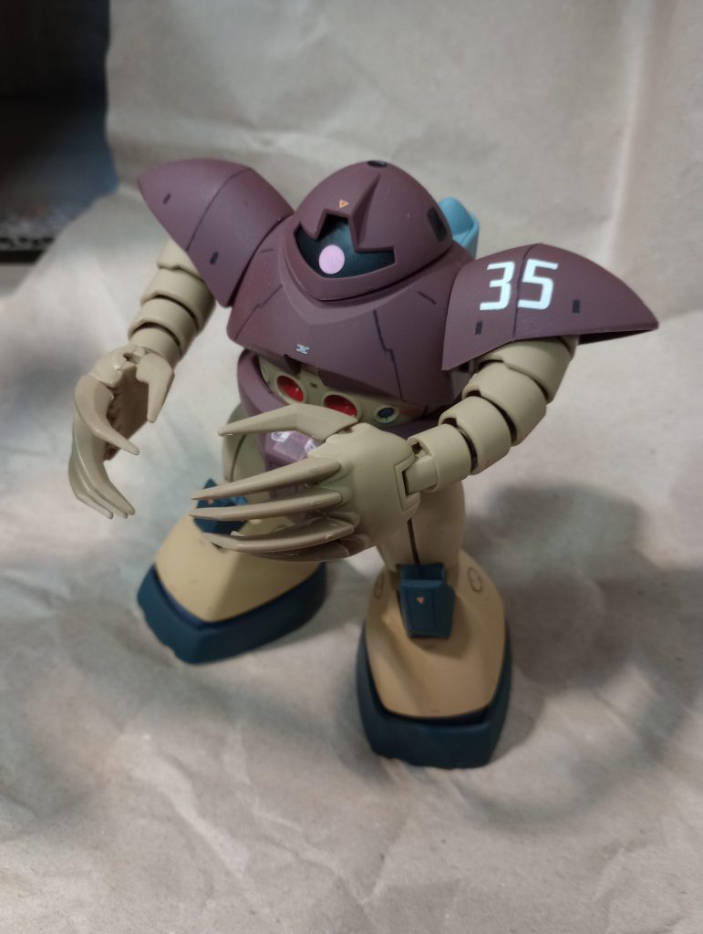 腕は多関節でフレキシブルに動きます。