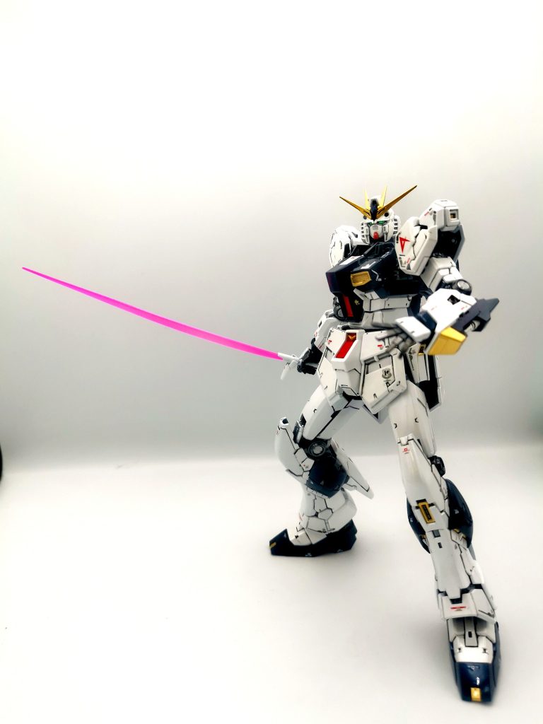 取り回しはともかく。νガンダムと言えばマイベストビームサーベル。柄刃もカッコよければ、反りのあるビーム刃も、カッコいい。