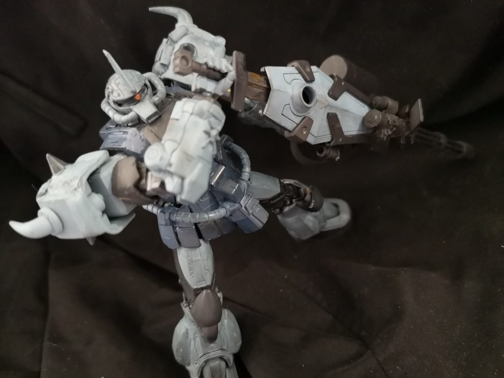 最近のHGベースなので抜刀もなんのそのグフは刀が似合いますね。