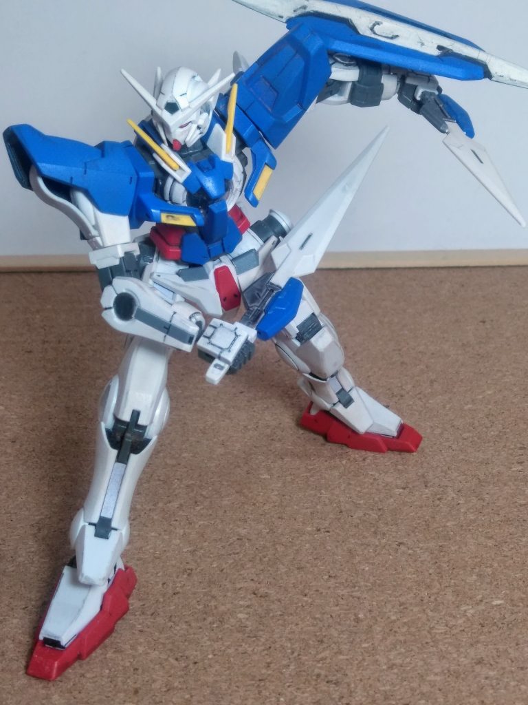 劇中で謎粒子(GN粒子)を噴き出しながらヌルヌル動く姿はナカナカにアジワイブカイさがアリました 🤩👏👏👏 『GN ロング ソード』&『GN ショート ソード』はデザインがチョッとアレだけど😩 使い勝手は良さそうです 😁🎵