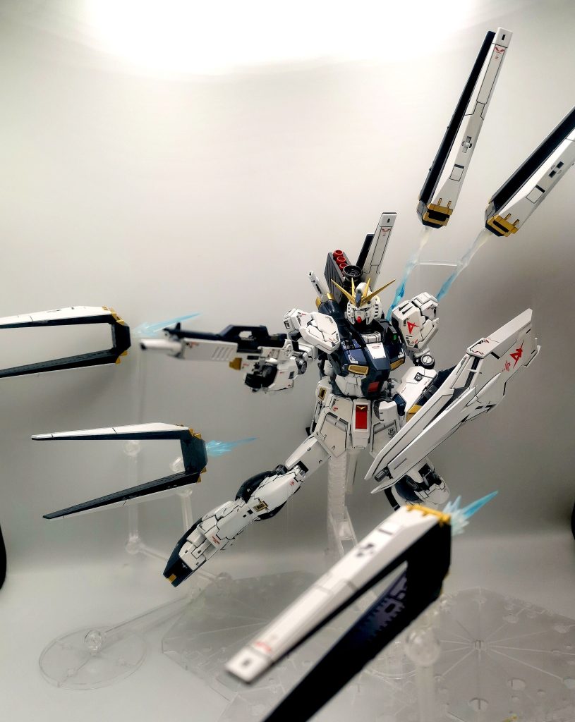 ファンネル装着のままだとポーズが決まらないので、専用スタンドを作成。コレに進行計画を狂わされました。