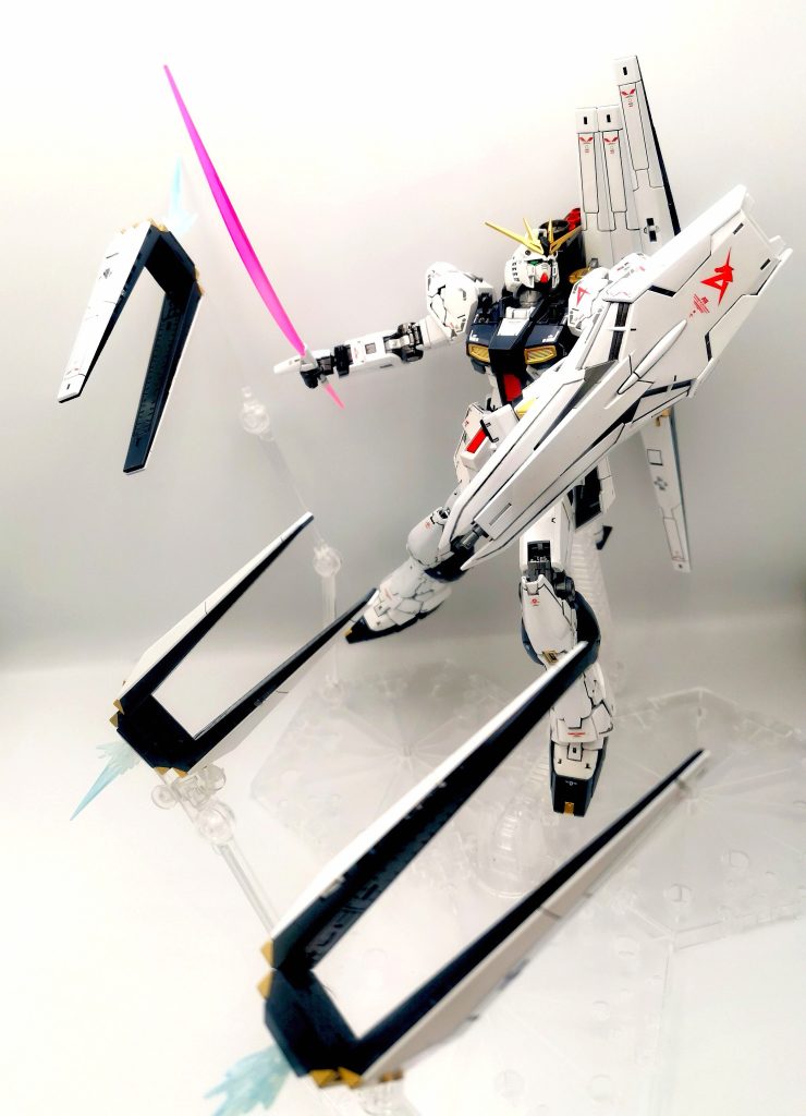 アクションスタンドの固定が背中のため、バズーカが微妙に干渉してしまうのが悩ましいです。ファンネルが無いと、わりとしっかり自立してくれます。