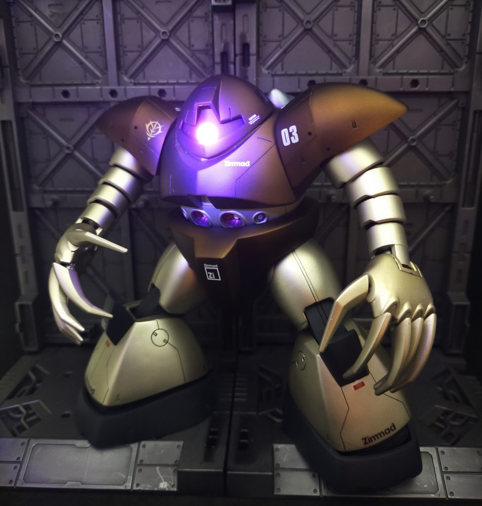 いつも通りモノアイはブラックライトで光ります。