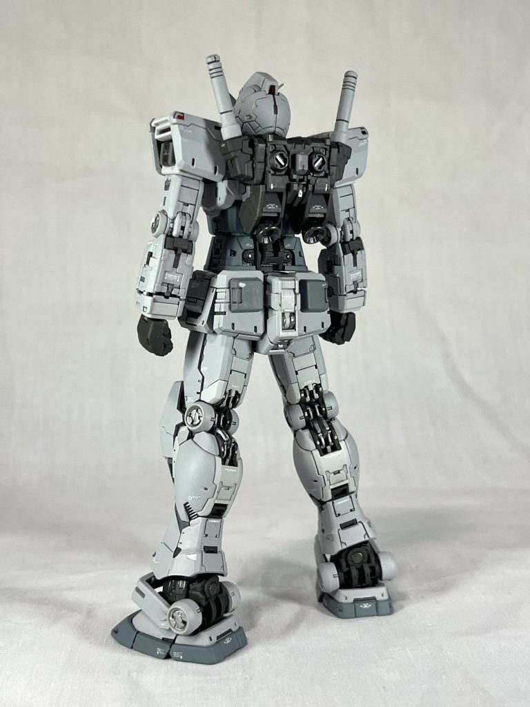 使用塗料本体薄グレー・Mr.サーフェイサー1200腹部、スリッパ等・タミヤエアーモデルスプレーのAS-31 オーシャングレイ2胸部ダクト、ヘリウムコア等・タミヤスプレーのTS-66 呉海軍工廠グレイ黄色部分・クレオスの4番イエロートップコート・水性プレミアムトップコートつや消し関節部やバーニア等のメタリック・タミヤエナメルX-10ガンメタル、X-11クロームシルバー・水性ホビーカラーH38赤鉄色、H9ゴールドスミ入れはタミヤエナメルスミ入れ用ブラックエナメルや水性塗料は筆塗りになっています。また、フレームや武装類、一部装甲は成形色活かしにしています。