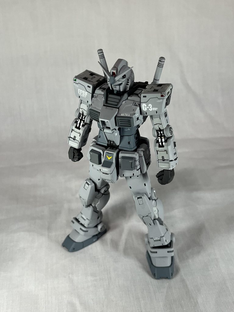 デカールはロボデカールとガンダムデカールを合わせて使用しています。ロービジの色味に合わせるためにあえて赤文字系のデカールは使わずに白文字系で統一しています。