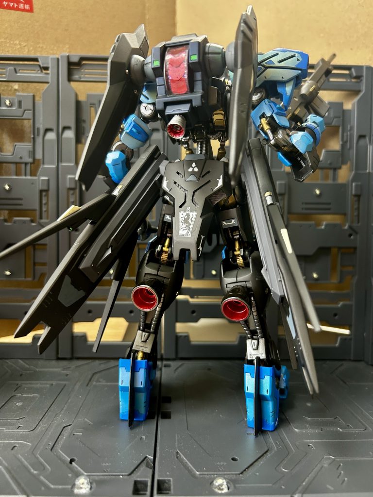 バックショット。リアスカートがノーディテールだったので開口した裏からメタルメッシュを貼って、先はパテで少しボリュームアップ。バックパックのエイハブリアクターものっぺりしてたのでプラ板貼ってレジンコート。サイドスカートは裏面がこれまたのっぺりしてたのでプラ板でディテール追加。