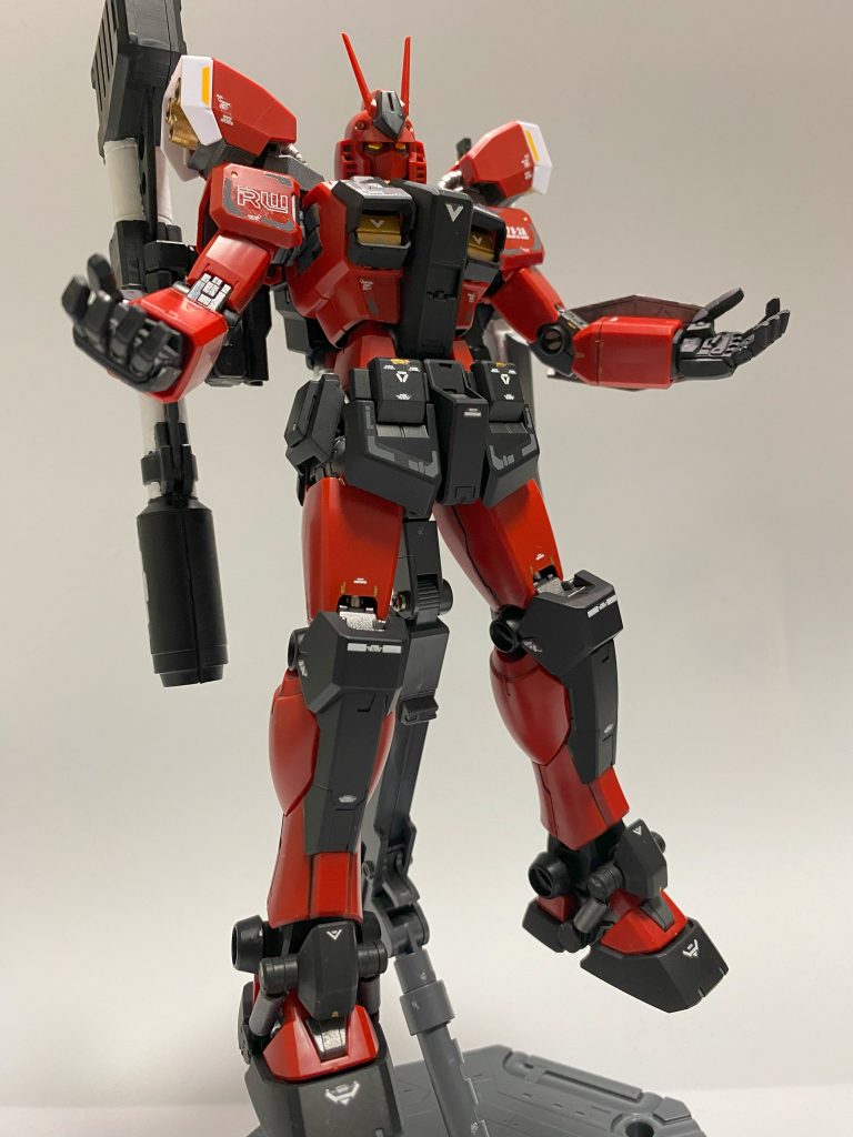 正面無加工版アメイジングレッドウォーリアといえばこのポーズですよね!腰のパーツほんとは赤を残すつもりだったんですけど、間違えて後ろのパーツをマスキングしてたんですよね。しかも前は分かれてるからマスキング要らんかったっていう笑でもこれはこれでいいな~って思ってます。