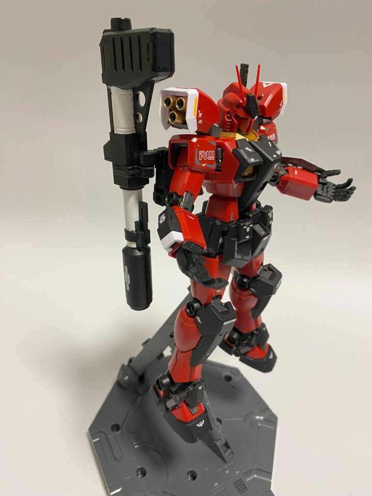 右側肩の追加ブースターのところとかは上手く塗れたかな~って思いますが、ハイパーバズーカとかは写真でもわかるくらい厚塗りになっちゃった上に境目が雑になっちゃってますよね。今後の上達に期待です。