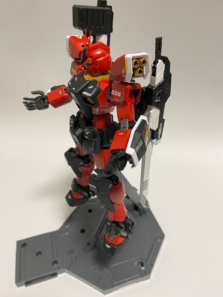 左側ガンブレイドは写真だとかなりマシな感じしますね!実物はさておきですが笑でもこっちは初挑戦にしては上手くいっている気がします。ただ、そもそも白でスプレー塗装してから黒塗ればよかったな...って塗りながら思ってました。