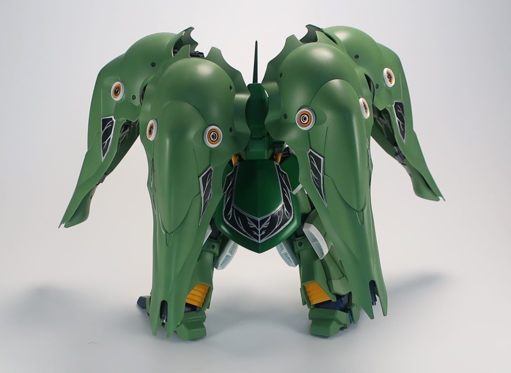 リアスカートとバインダーは表面積が広く、間が持たないのでプラ材を切り出して、エングレービングを施しました。苦労した割には目立ちませんね…。