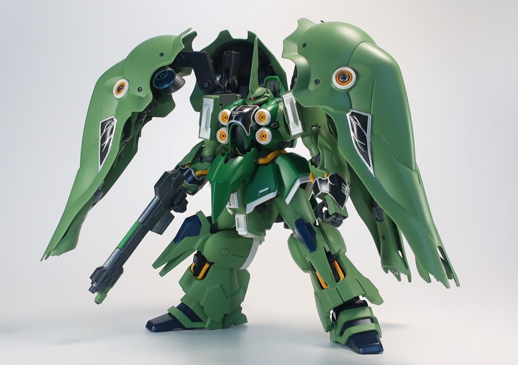 どっしり横長シルエットにするため施した改修は下記の通り。1.太腿、スネ、足首は2~3ミリ幅増しし、ポリパテでラインを変えています。2.胴を寸詰まりにさせるため、腰との接続箇所を削っています。3.バインダー接続アームの一部を撤去して、本体に密着するようにしています。4.両肩の箱を小型化して、アームの接続位置を低くしています。