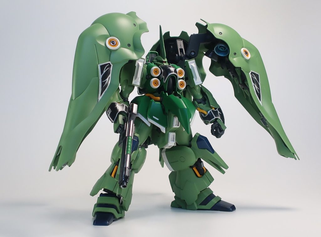 大股開きさせた際に足首が浮くと興ざめなので、ビタッと接地するようパテやプラ材で調整しています。