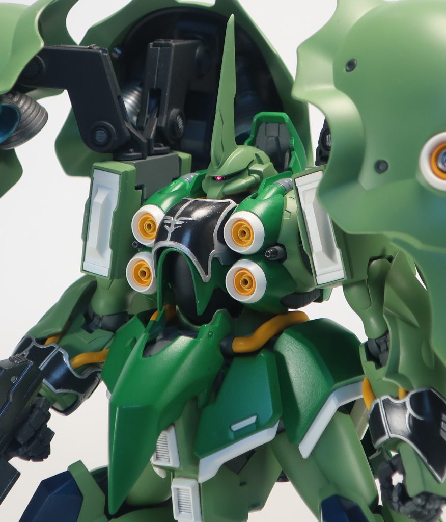 上半身アップ。顔が小さすぎたので、頭の前半分はゲルググイェーガーのものです。胸部機関砲もディテールアップ。引っ込みすぎなコクピットは2ミリほど前進させました。