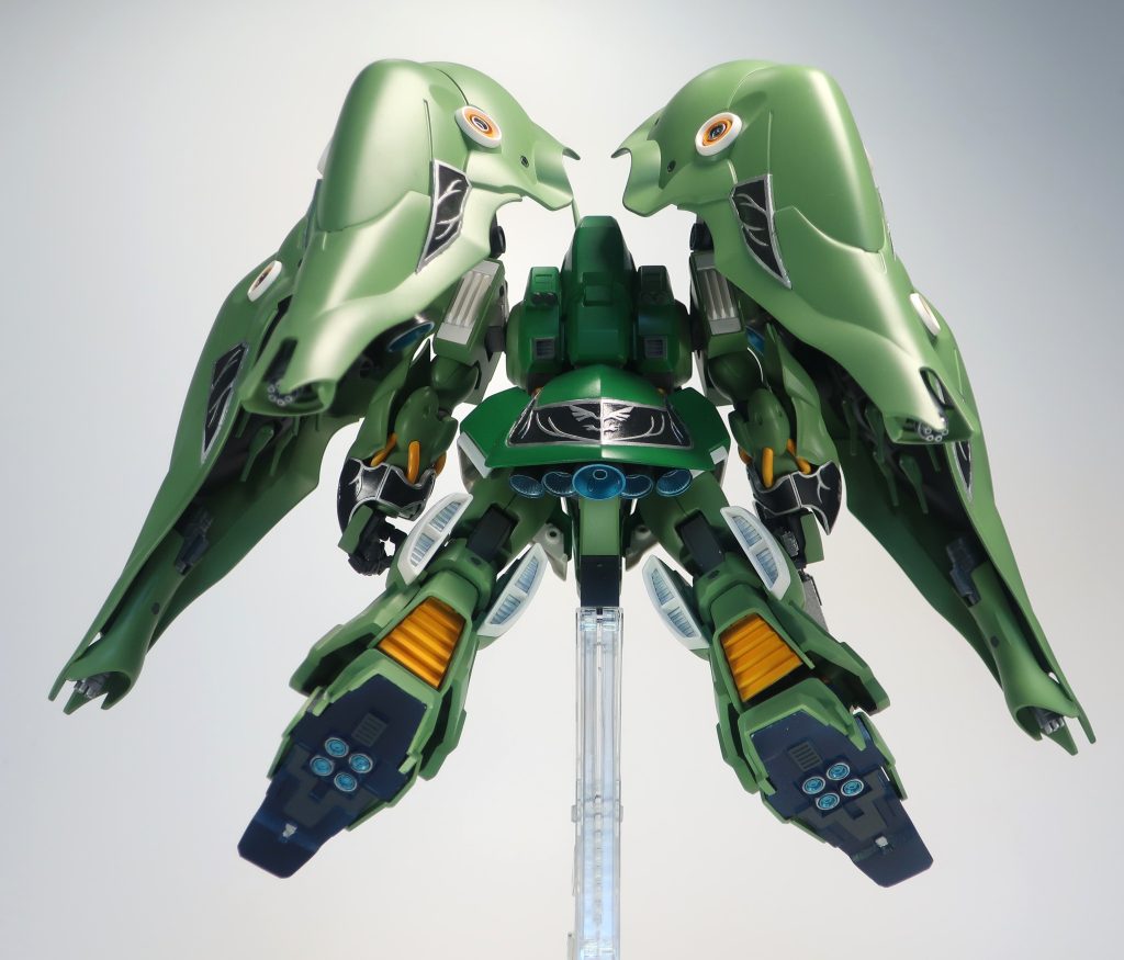 ジオン系MSなのに、リアスカートの裏側にバーニアもファンネルも仕込まれていないのが残念だったので、バーニアを5発仕込みました。