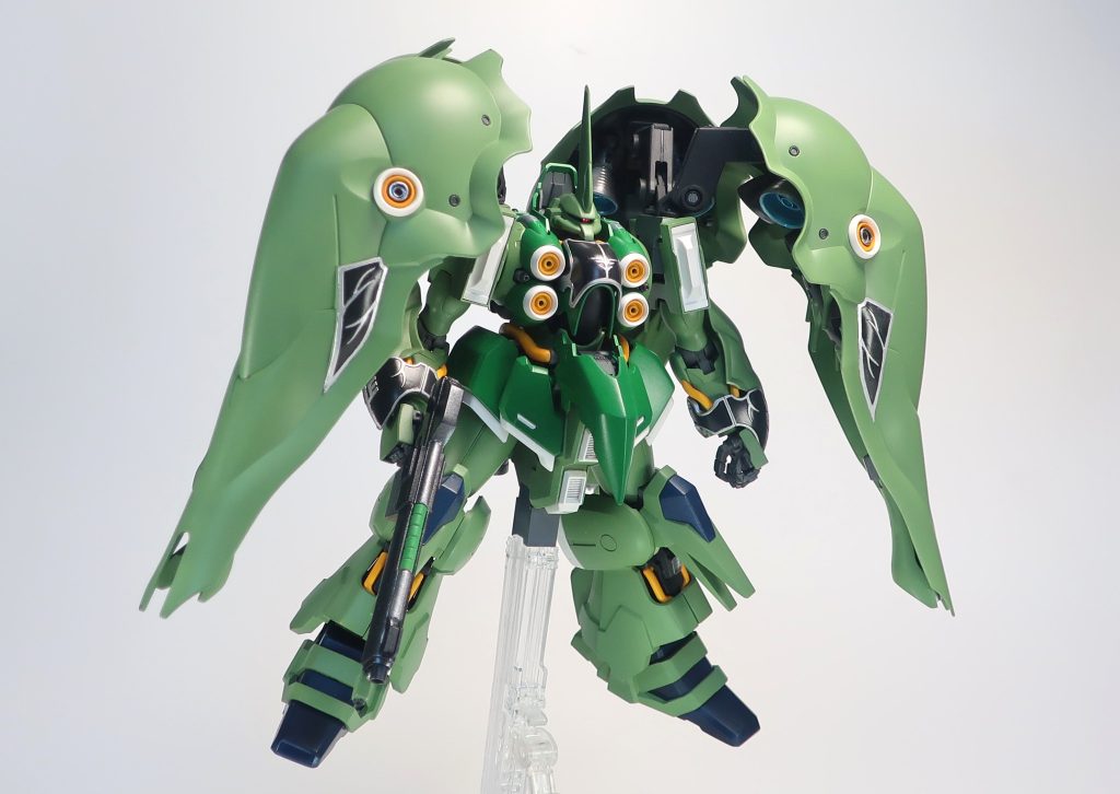 せっかく指が動くので、武器を持たせました。設定としては「敵機を牽制するために、狙いを絞らなくてよいビームショットガンをサザビーのビームショットライフルを基にして用意した」というところでしょうか。