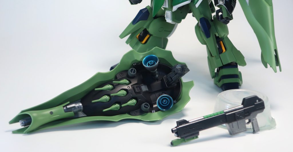 バインダー裏側隠し腕が弱弱しく感じられたので撤去し、適当なプラ材で牽制用のガトリング砲を設置。ビームショットガンは銃口付近にビームサーベルをマウント可能。