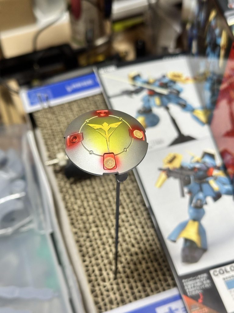 シールド一番大変で…黒サフ→シルバー→エンブレム部分金色に→付属エンブレムシールをカットして貼り付け→丸い部分を赤く→丸くカットしたマスキングテープを4箇所貼り付け↓続き
