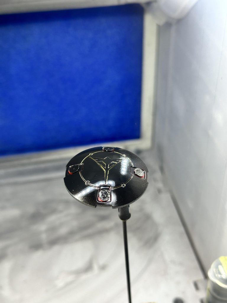 そのあともう一度黒サフしてから白→ブルーグレーでマスキングテープを剥がす→塗り漏れを筆で修正→トップコート