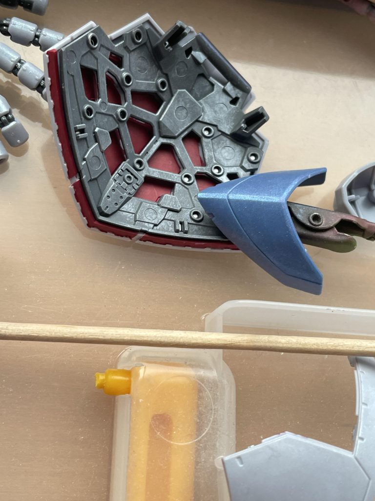 艶消しトップコート後に、ドライブラシ。