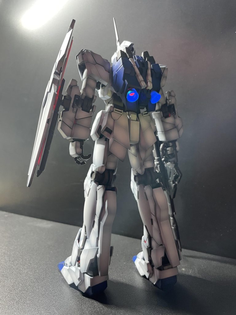 蛍光塗料をサイコフレームとバーニアに塗っているので、UVライトを当てると光ります