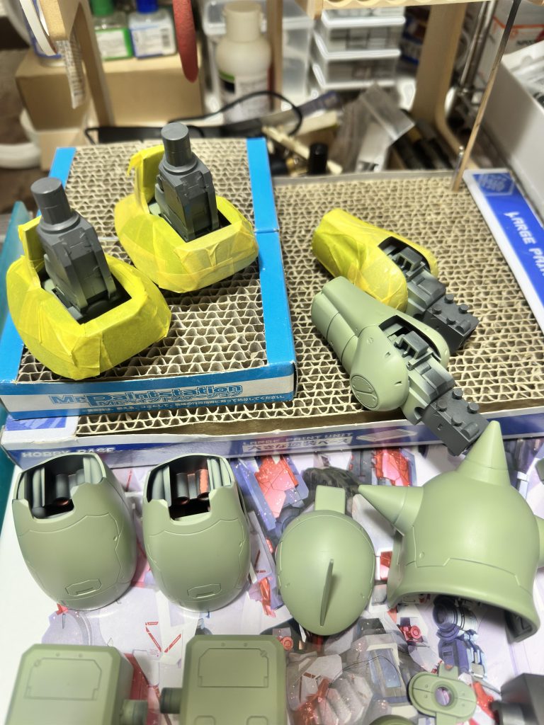 腕と足首は合わせ目を消して塗装をした後フレームを後から塗装するのでしっかりマスキングしてからフレーム塗装。