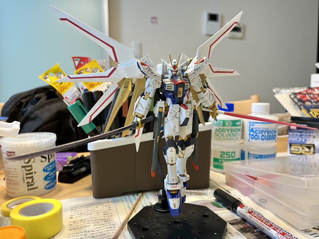 プラウドディフェンダーデカール貼る前ですが、完成後パッケージと同じポージングをこれは個人的に完成した時テンション上がりましたね！汚い机が背景ですいません😅