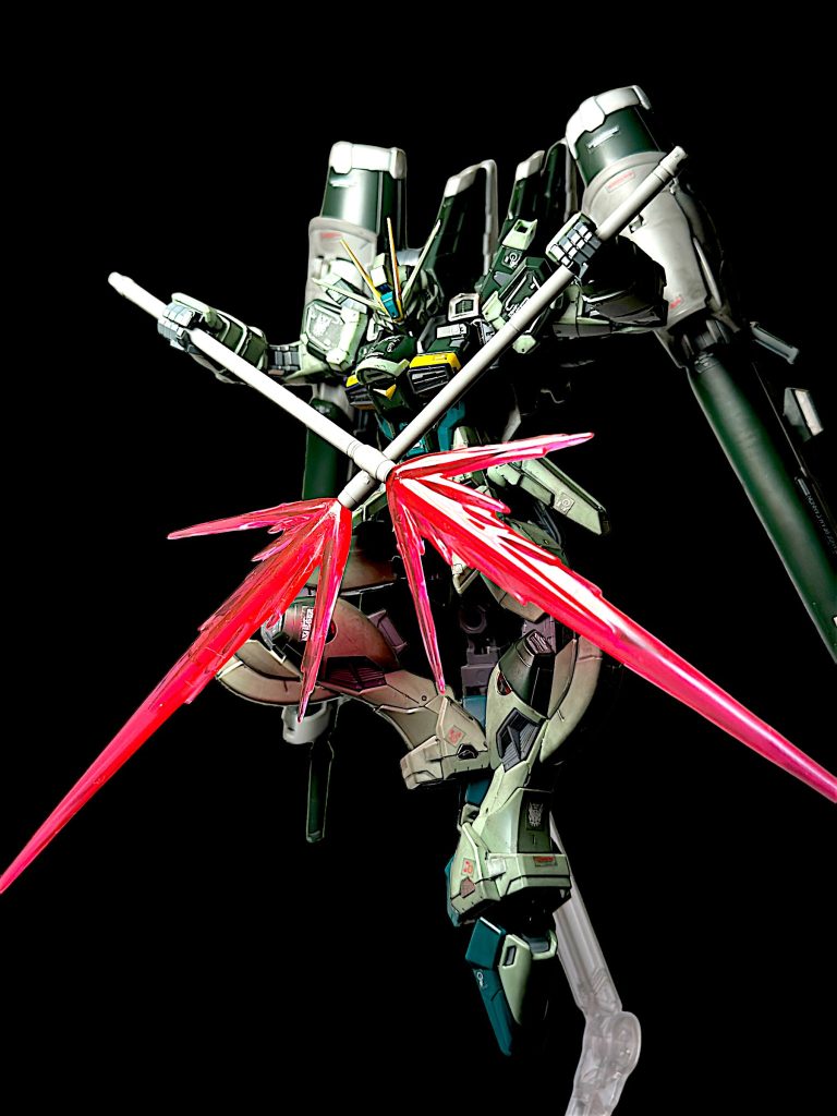 ビームジャベリン二刀流。 ビームジャベリンを両手に装備出来るのも、RGオリジナルギミックとなっています。シャープな形状のビームエフェクトが非常にカッコ良いです^_^